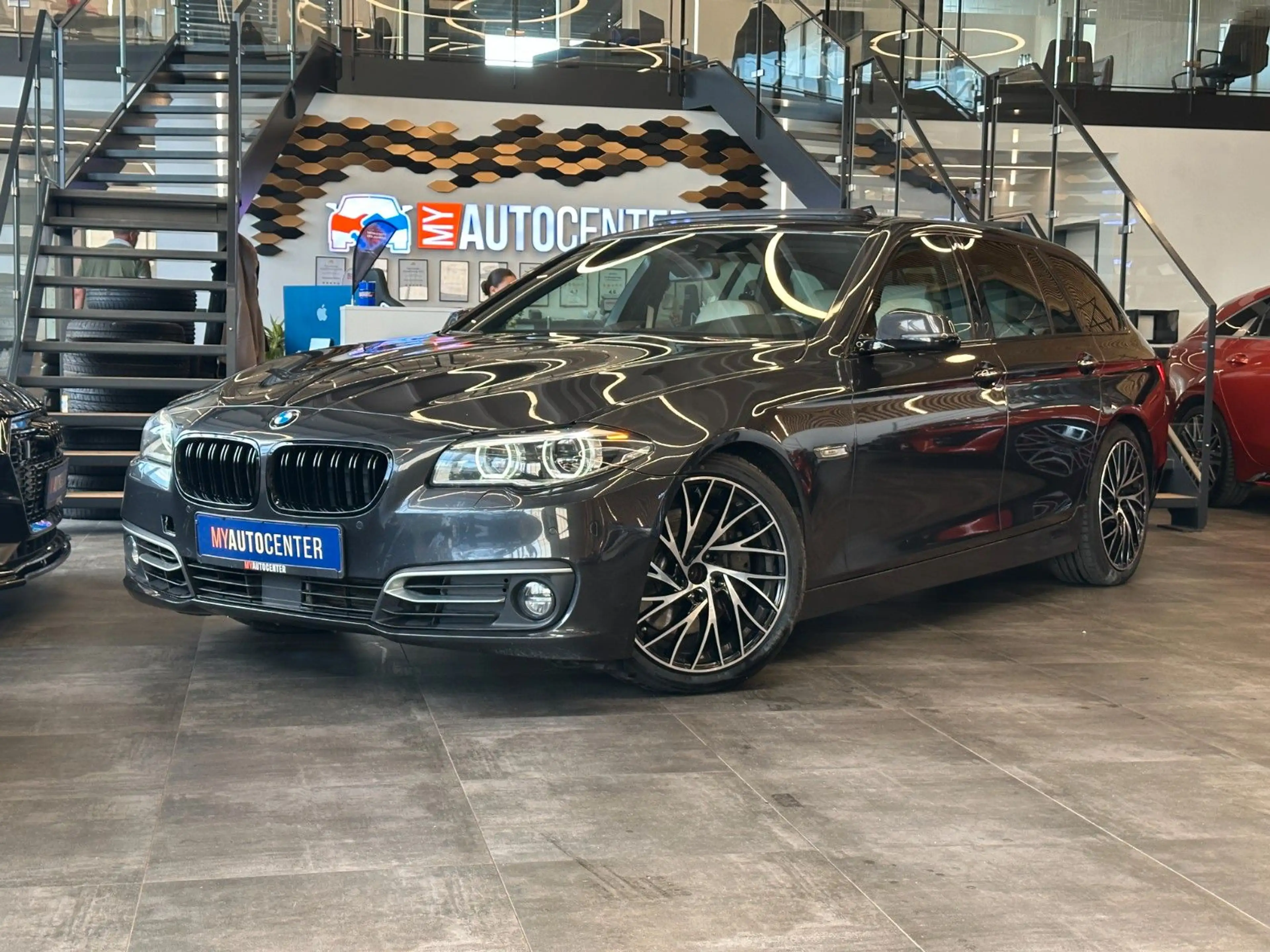 BMW 535 *KEYLES*HEAD-UP*PANO*MEMORY*B&O*AHK*4-ZONEN*