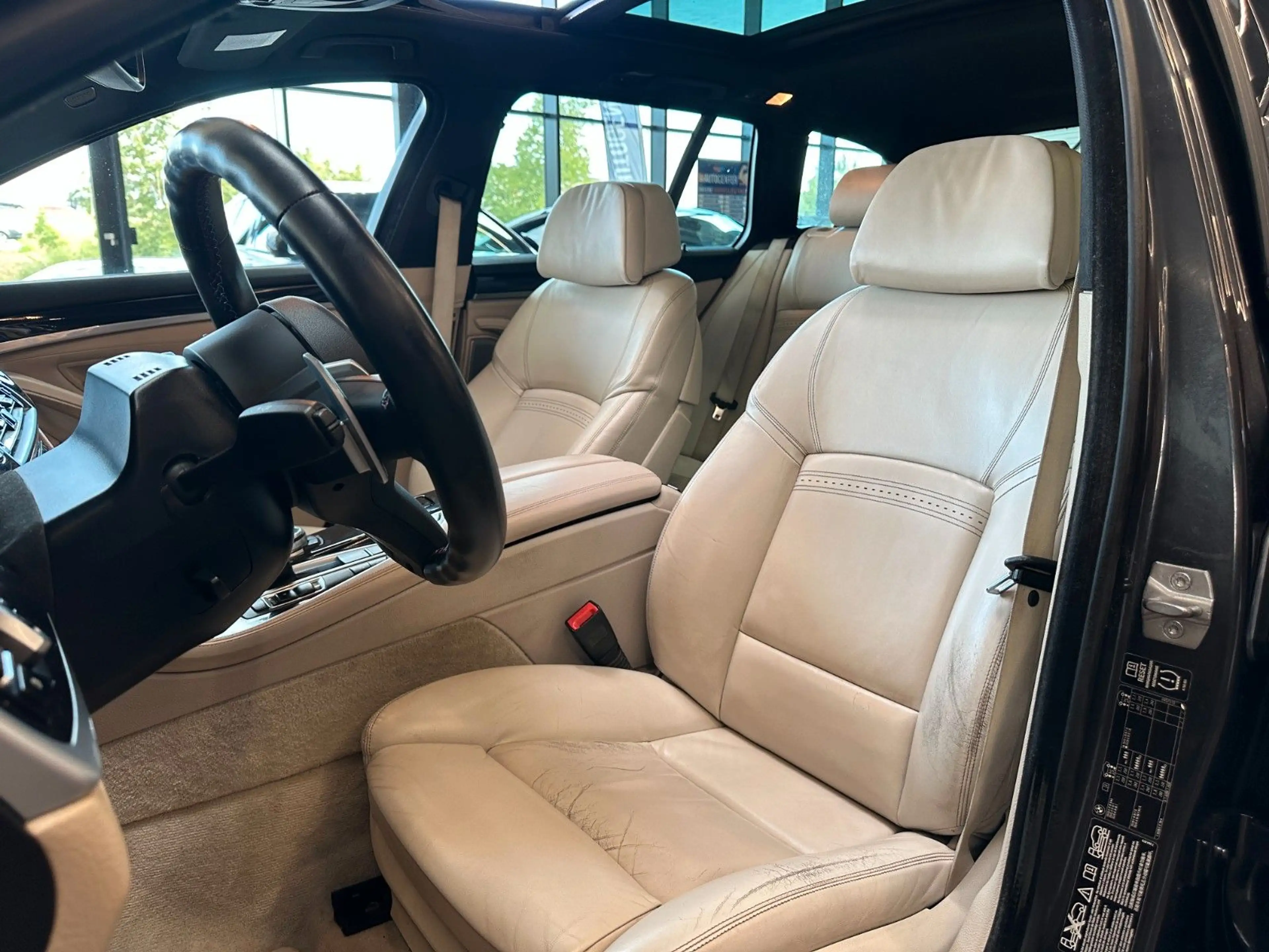 BMW 535 *KEYLES*HEAD-UP*PANO*MEMORY*B&O*AHK*4-ZONEN* — photo 8