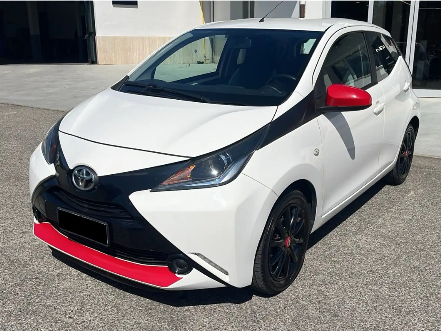 Toyota Aygo Connect 1.0 VVT-i 72 CV 5 porte x-fun Bianco - 1