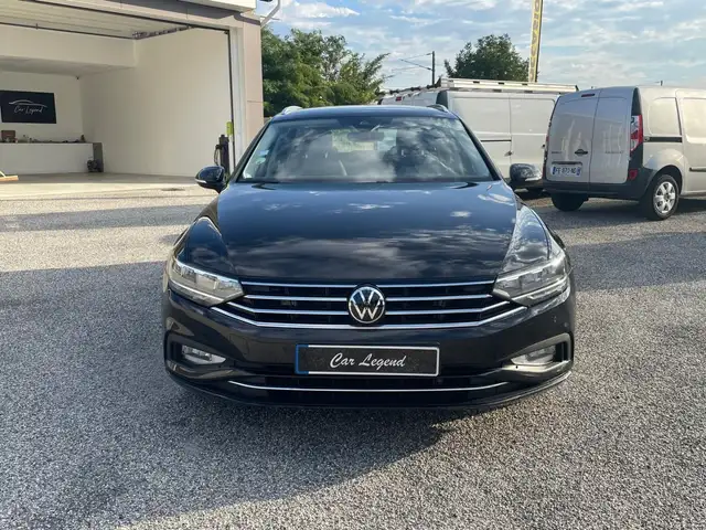 Volkswagen Passat view 2