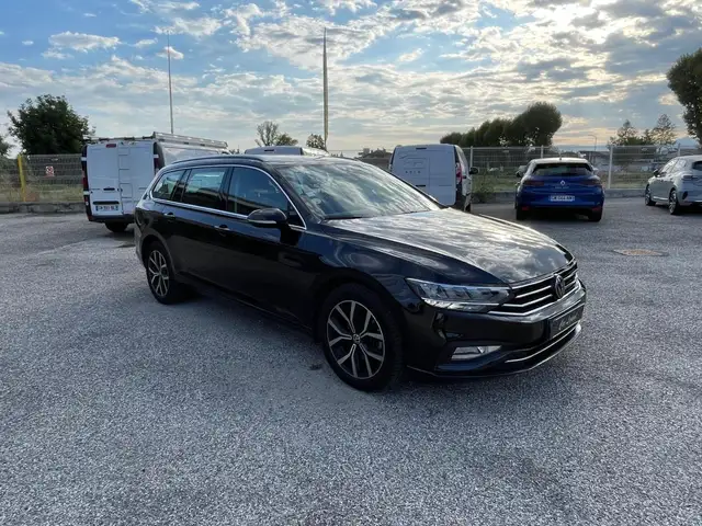 Volkswagen Passat view 3