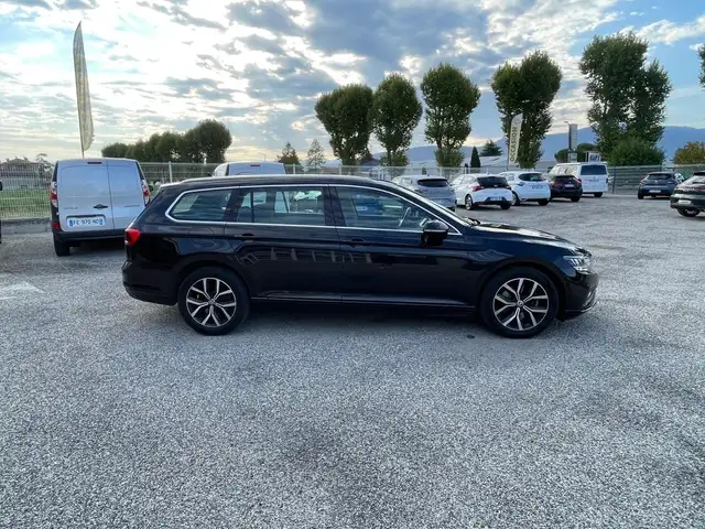 Volkswagen Passat view 4