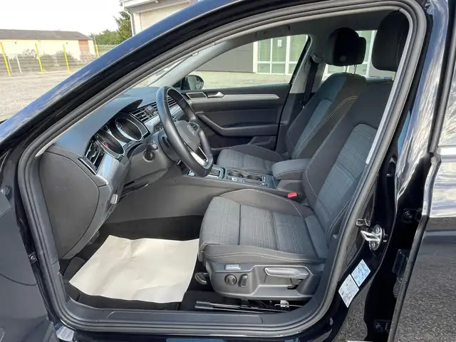 Volkswagen Passat view 10