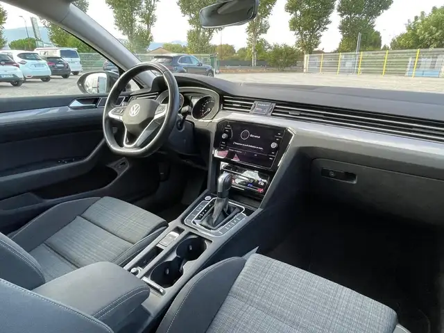 Volkswagen Passat view 9