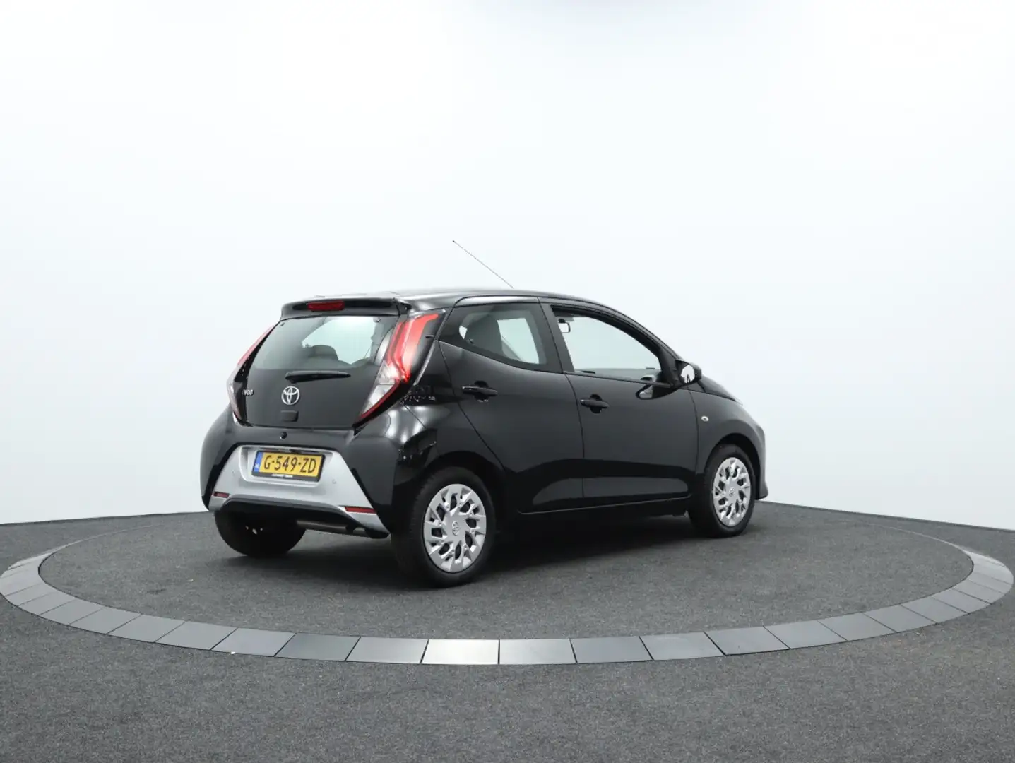 Toyota Aygo 1.0 VVT-i x-play Automaat | Carplay navigatie | Ca Zwart - 2