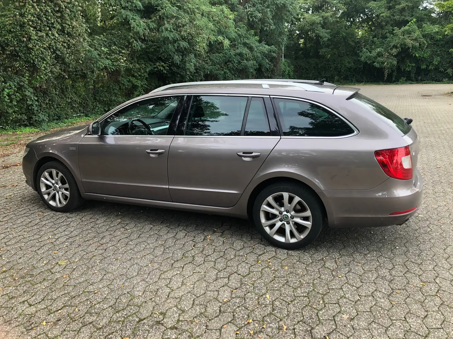 Skoda Superb Superb Combi 2.0 TDI DSG FAMILY - 2