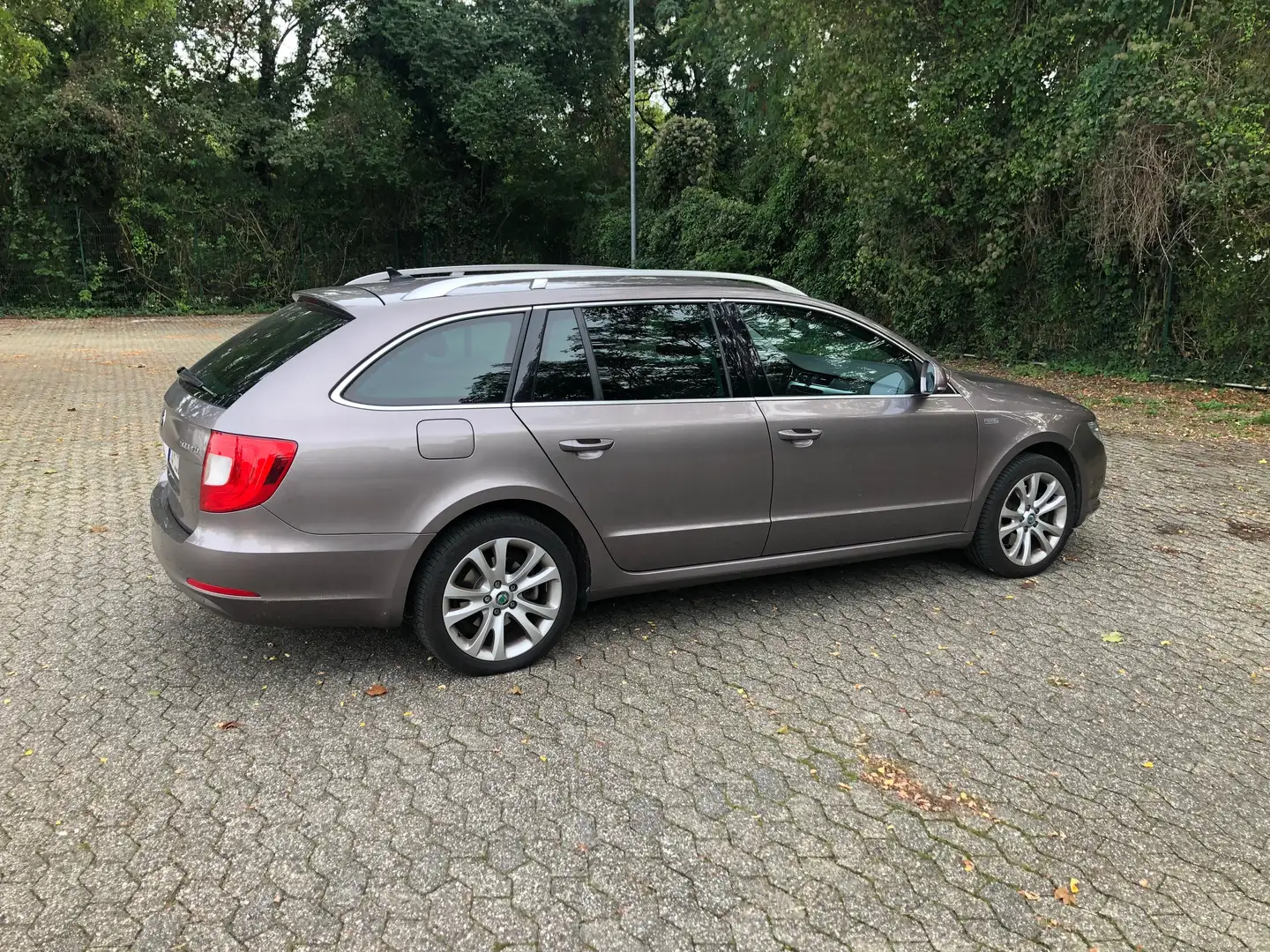 Skoda Superb Superb Combi 2.0 TDI DSG FAMILY - 1