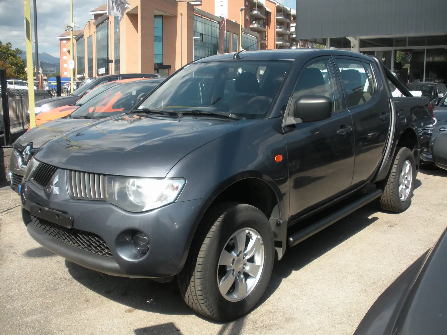 Mitsubishi L200 L200 d.cab 2.5 di-d Intense Grigio - 2