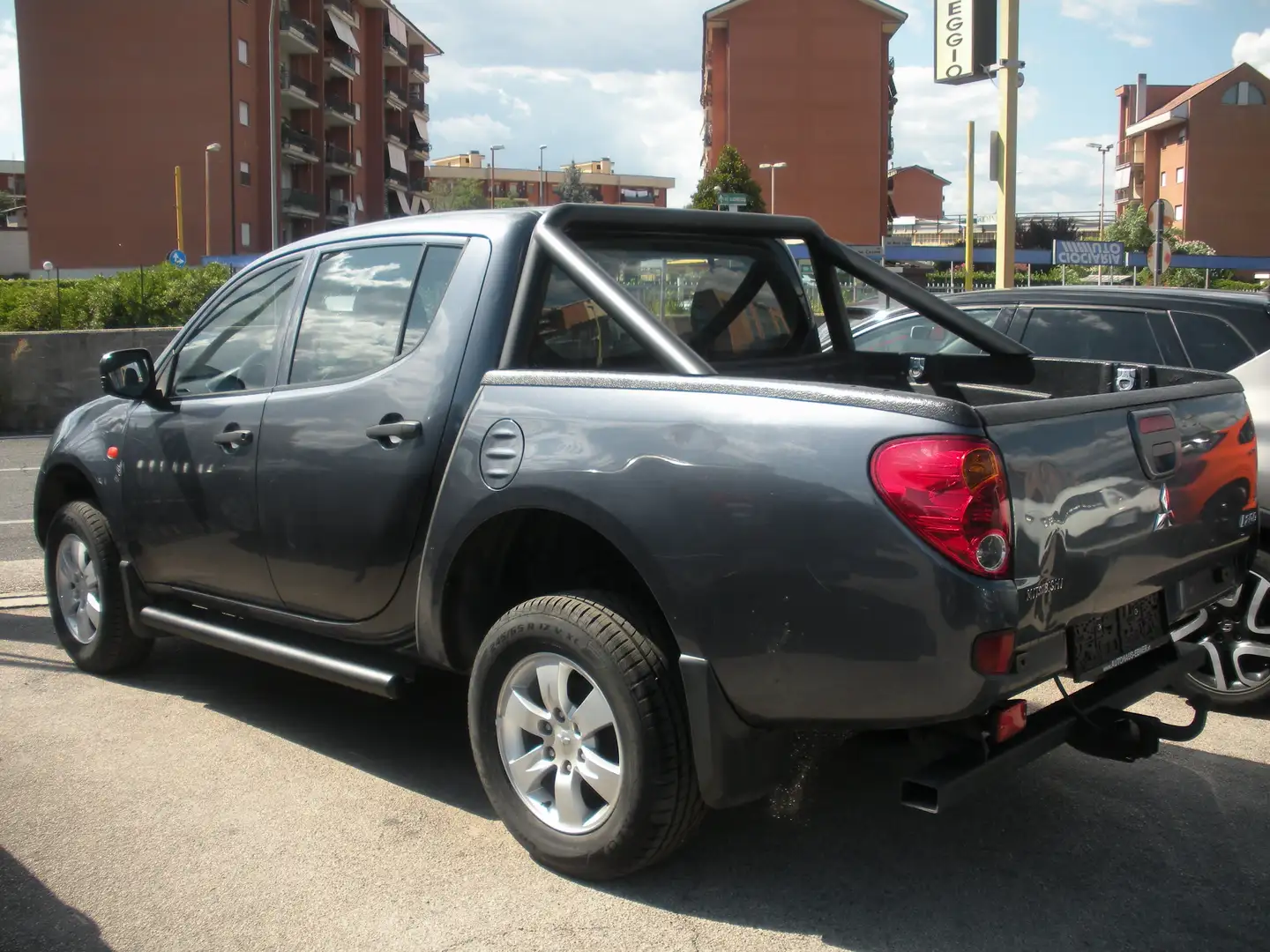 Mitsubishi L200 L200 d.cab 2.5 di-d Intense Grigio - 1