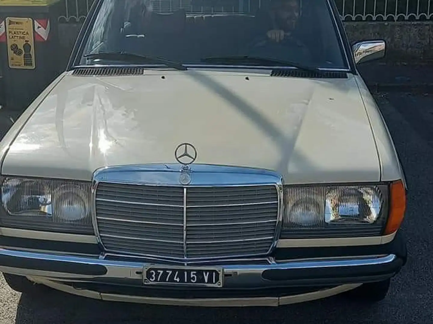 Mercedes-Benz 200 Beżowy - 1
