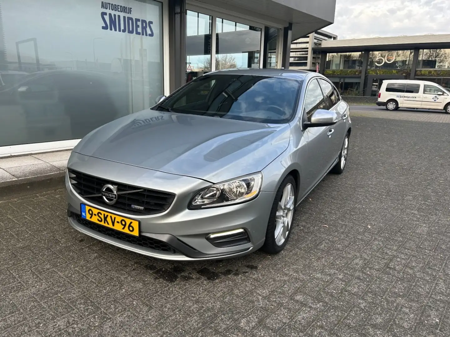 Volvo S60 1.6 T3 R-DESIGN AUTOMAAT Grijs - 2