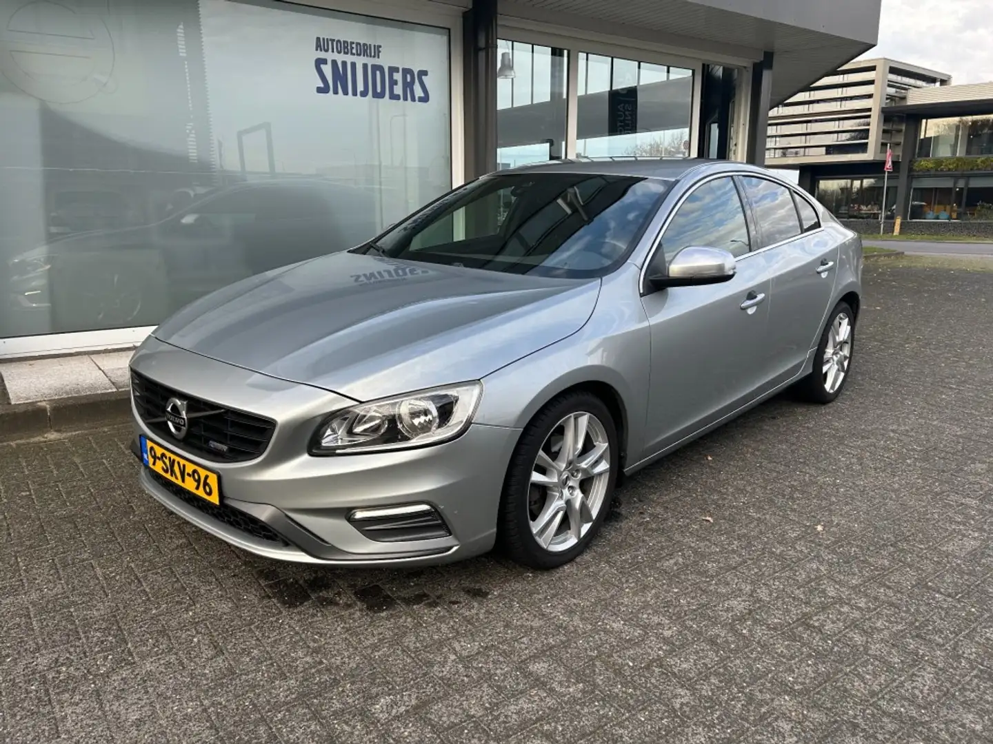 Volvo S60 1.6 T3 R-DESIGN AUTOMAAT Grijs - 1