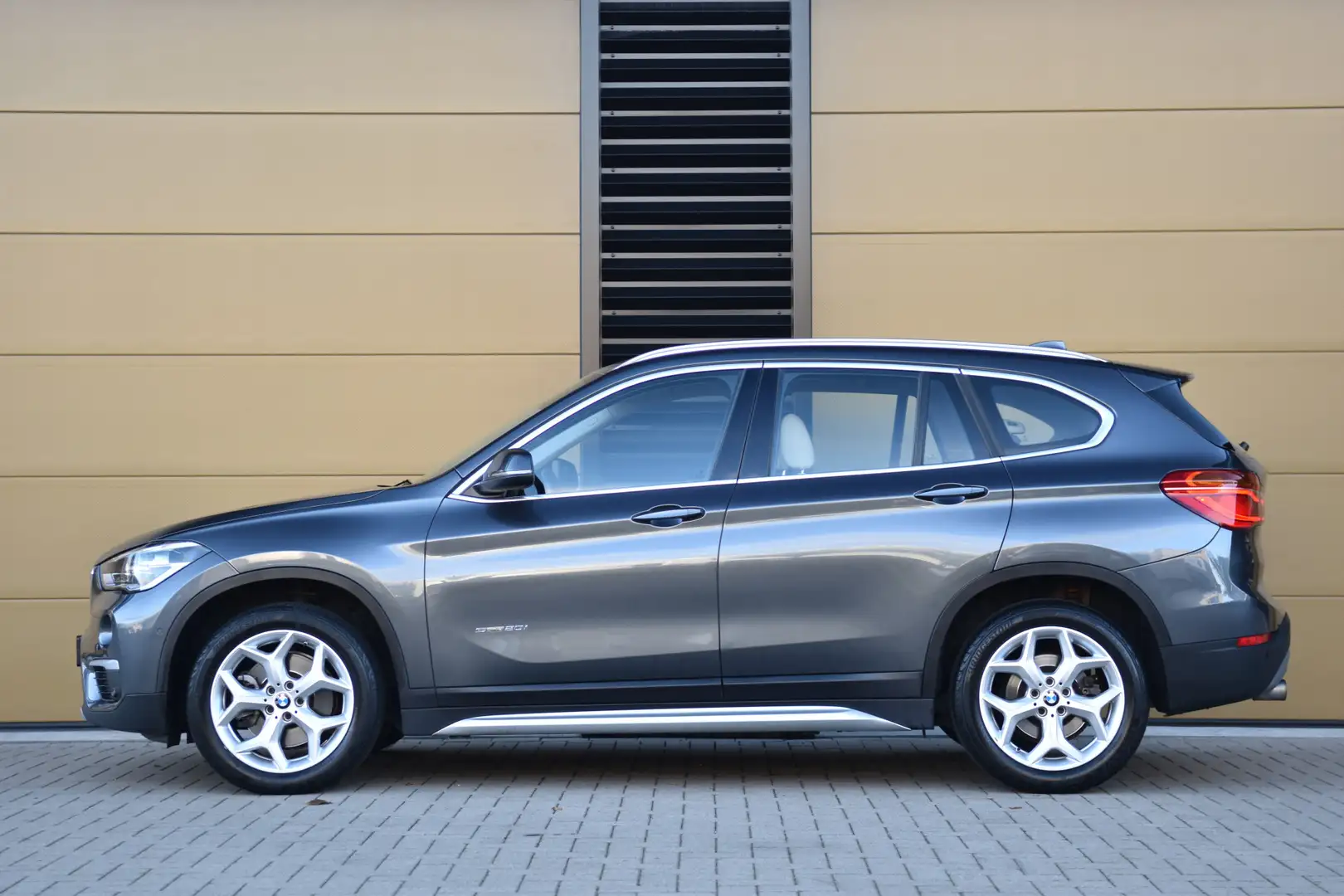 BMW X1 sDrive20i Centennial Executive * Sportstoelen * LE Gris - 2