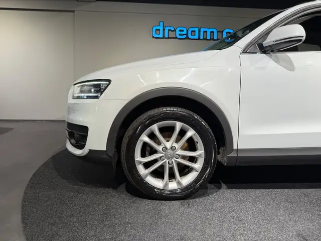 Audi Q3 view 8