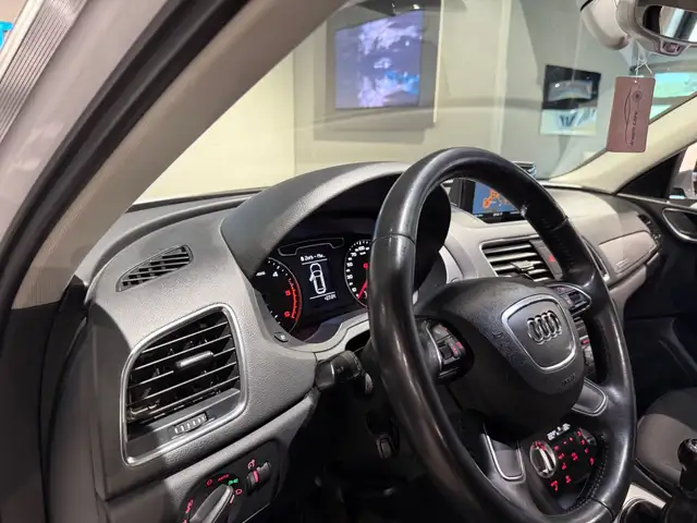 Audi Q3 view 21