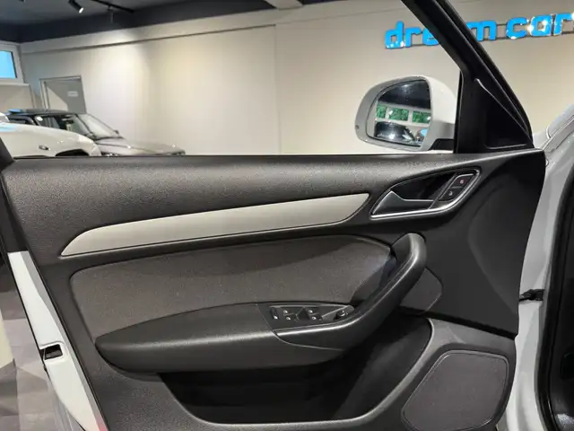Audi Q3 view 22