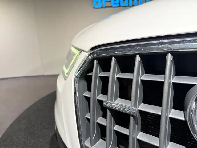 Audi Q3 view 16