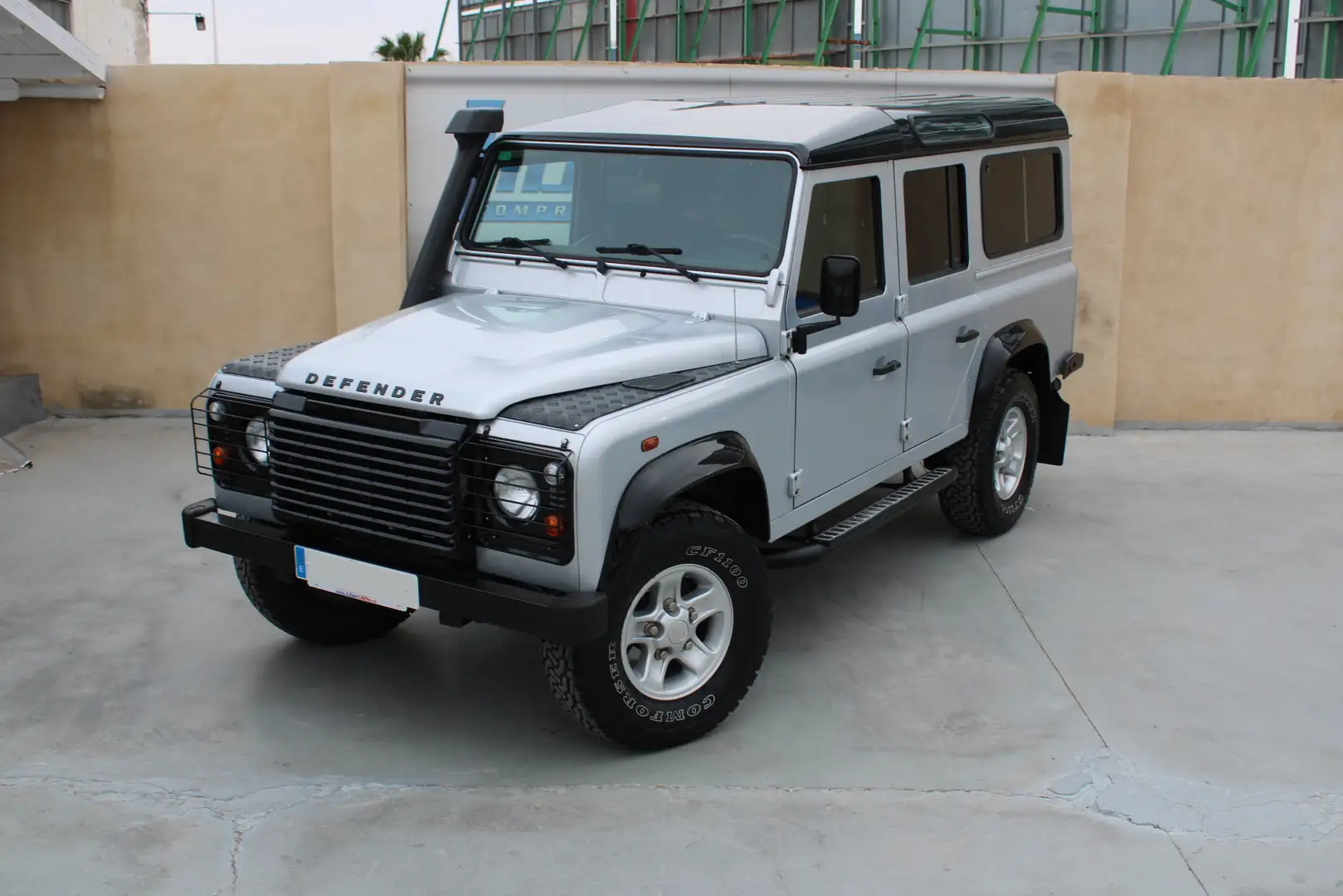 Land Rover Defender 110 SW E Gris - 2