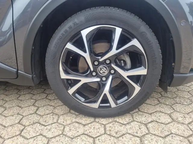 Toyota C-HR view 19