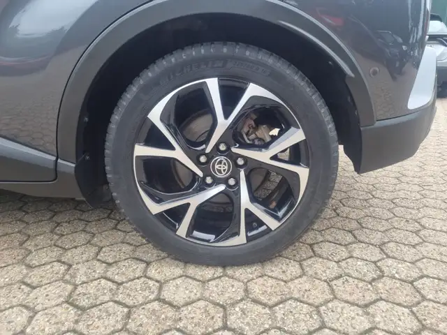 Toyota C-HR view 21