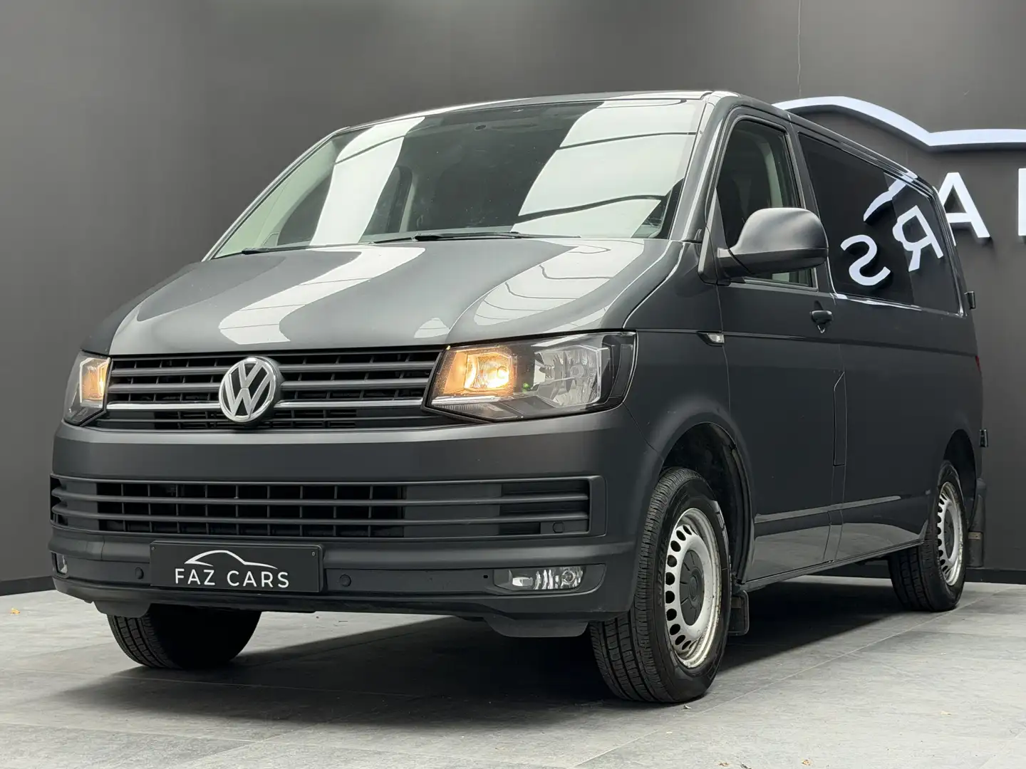 Volkswagen T6 Transporter 2.0 TDi BMT * 1ER PROP + GPS + CLIM + 5PLACES * Gris - 2
