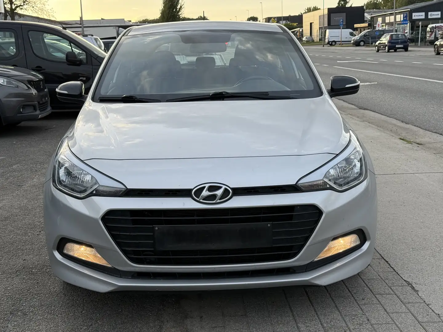 Hyundai i20 1.2 MPI Essence LE Gris - 2