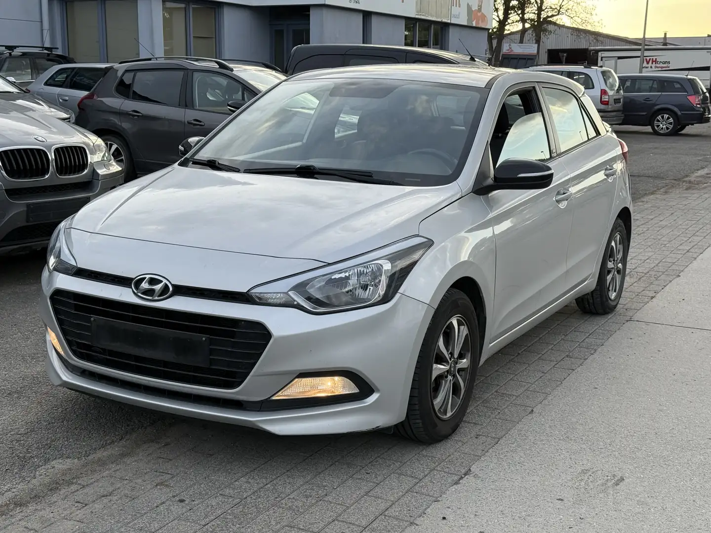 Hyundai i20 1.2 MPI Essence LE Gris - 1