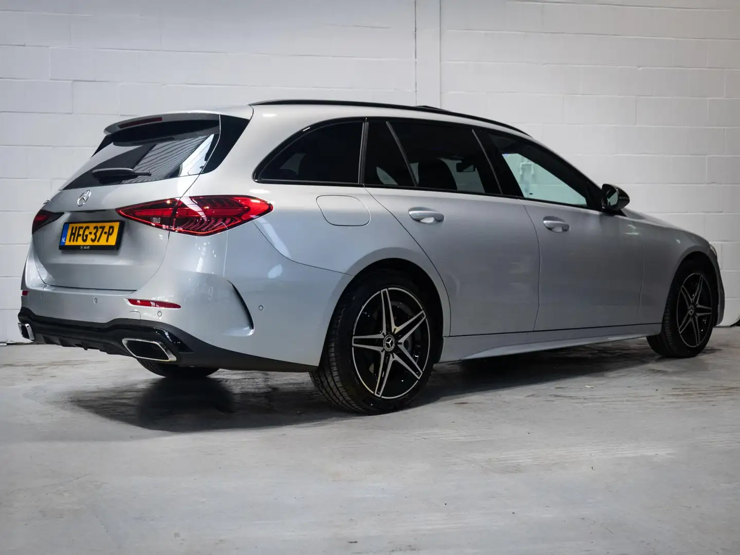 Mercedes-Benz C 300 Estate e Star Edition AMG Line Panorama dak Grijs - 2