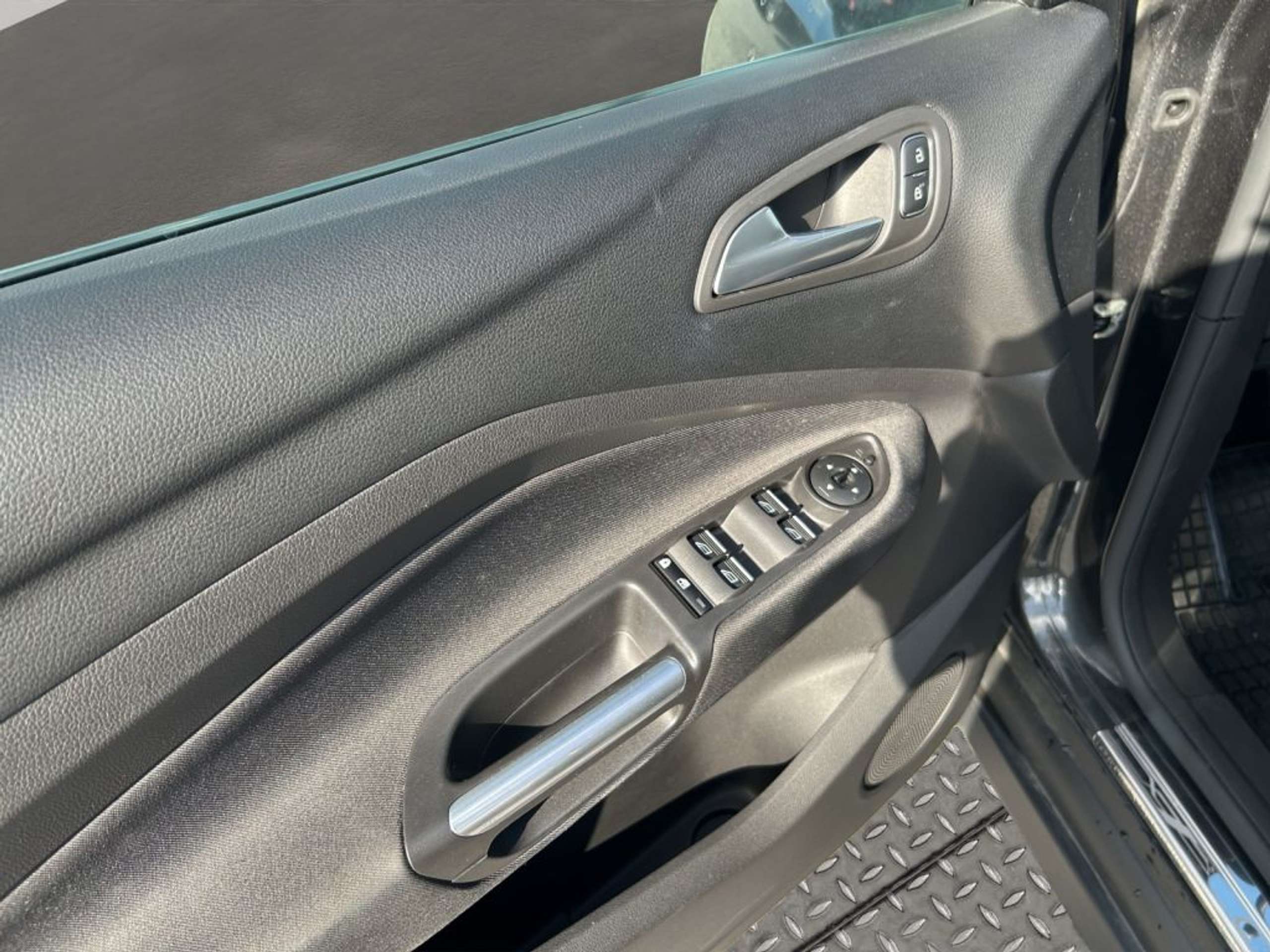 Fahrzeugabbildung Ford C-Max Titanium 1.0 EcoBoost *Start-Stopp-System*AHK*NAVI - mit KI generiert/bearbeitet