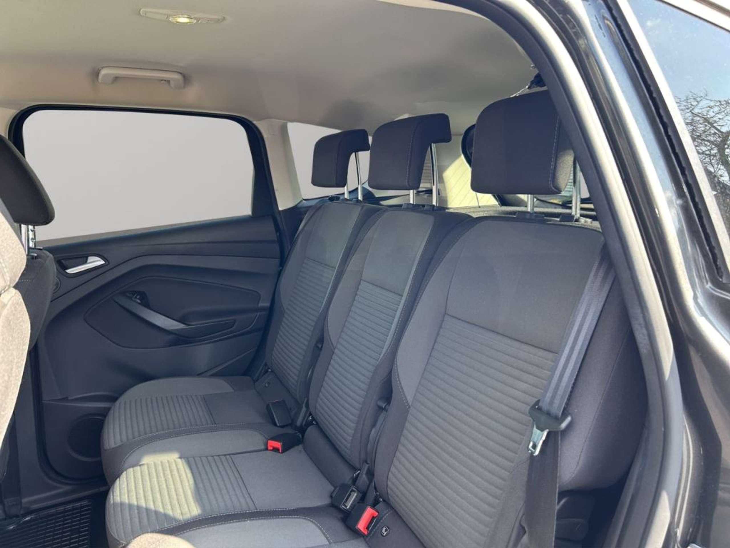 Fahrzeugabbildung Ford C-Max Titanium 1.0 EcoBoost *Start-Stopp-System*AHK*NAVI - mit KI generiert/bearbeitet
