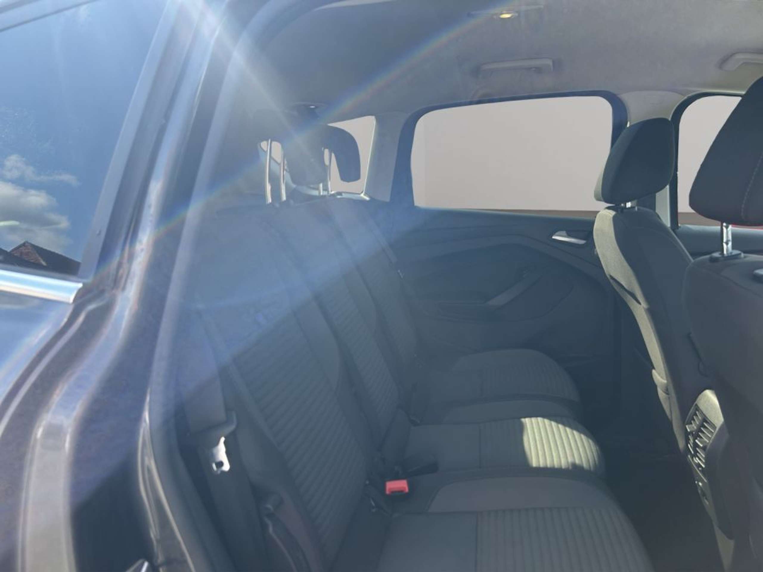 Fahrzeugabbildung Ford C-Max Titanium 1.0 EcoBoost *Start-Stopp-System*AHK*NAVI - mit KI generiert/bearbeitet