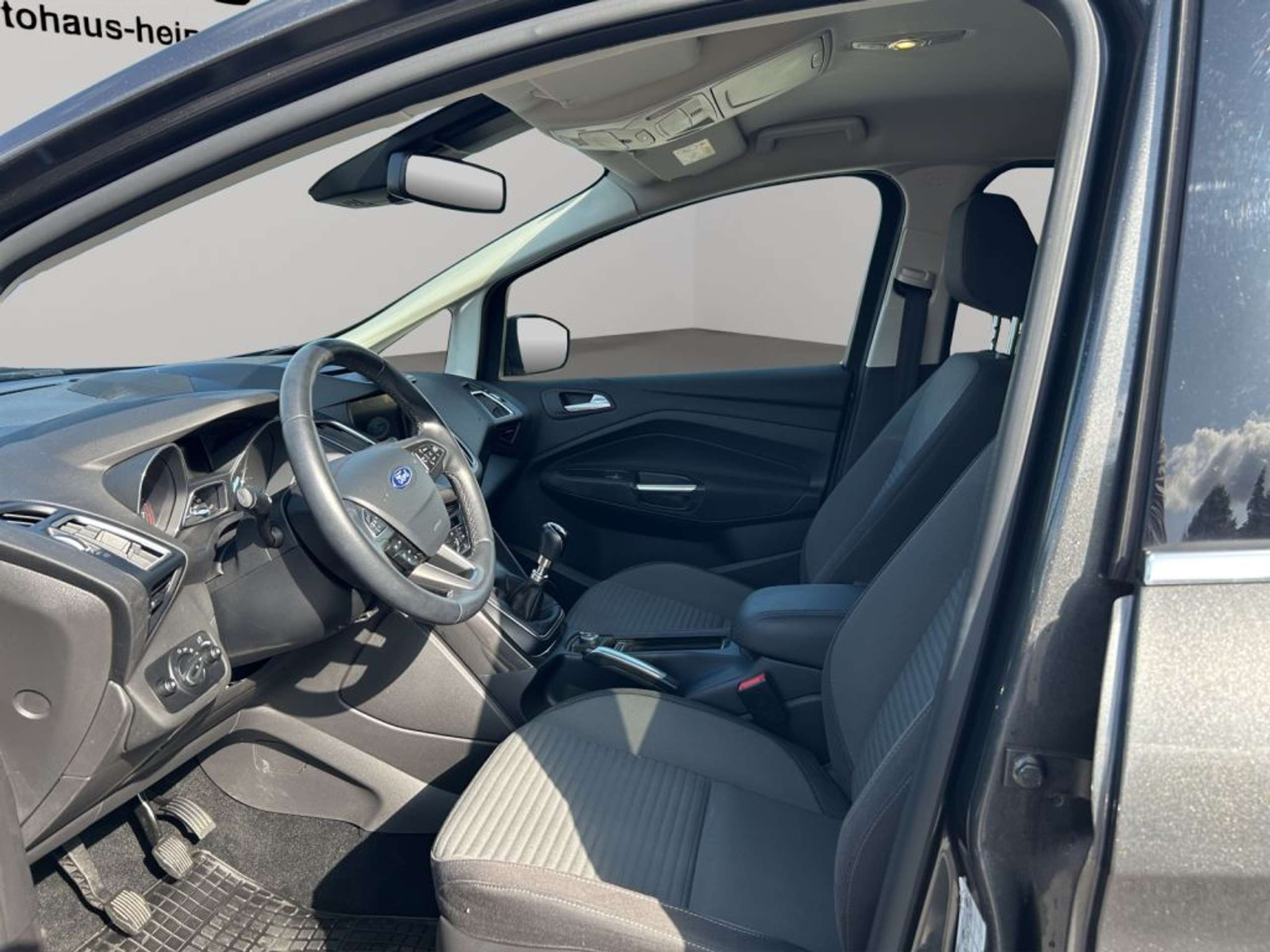 Fahrzeugabbildung Ford C-Max Titanium 1.0 EcoBoost *Start-Stopp-System*AHK*NAVI - mit KI generiert/bearbeitet