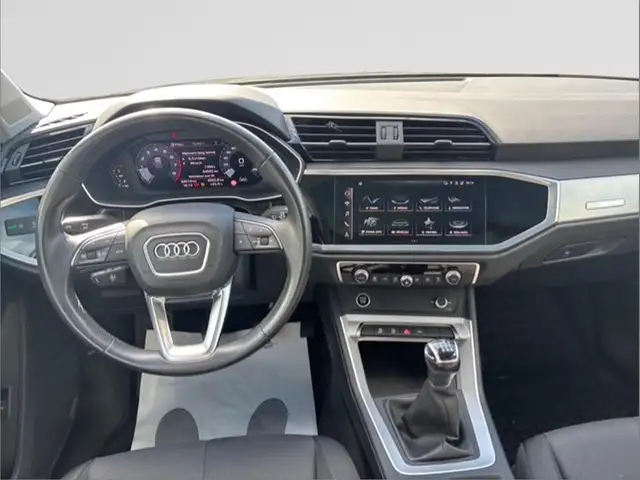 Audi Q3 view 13
