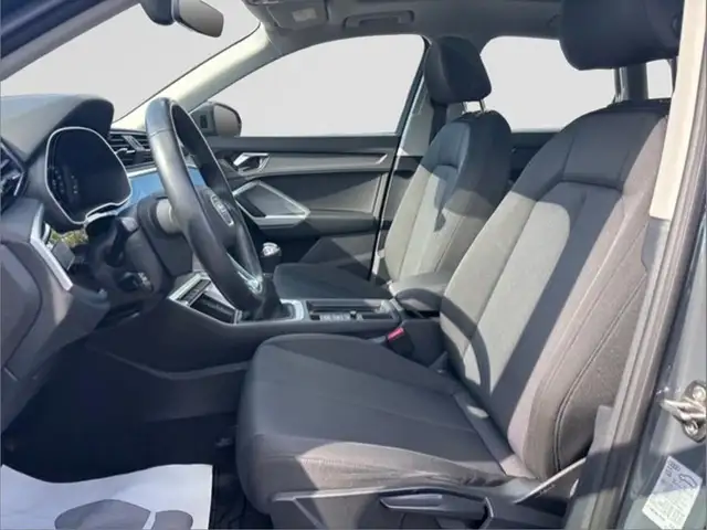 Audi Q3 view 9