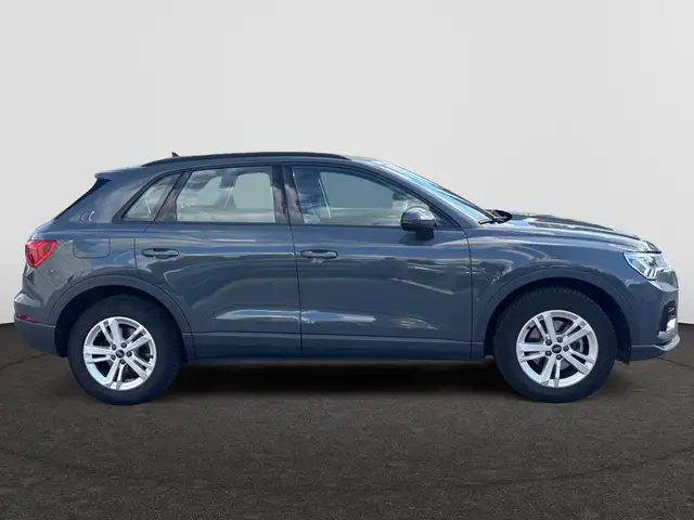 Audi Q3 view 6