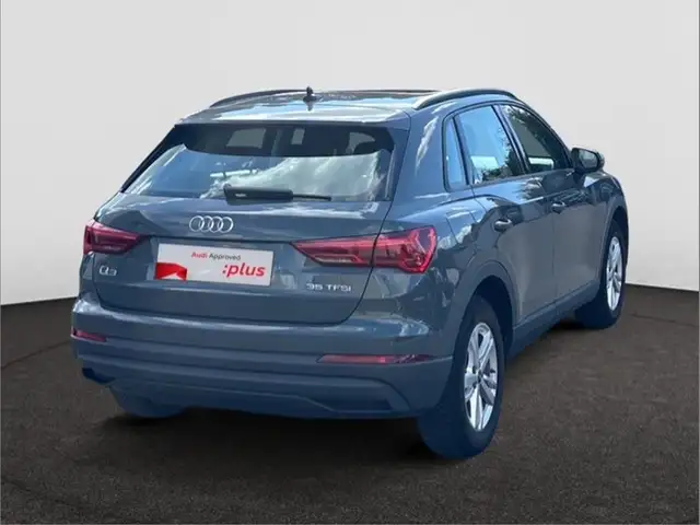 Audi Q3 view 5