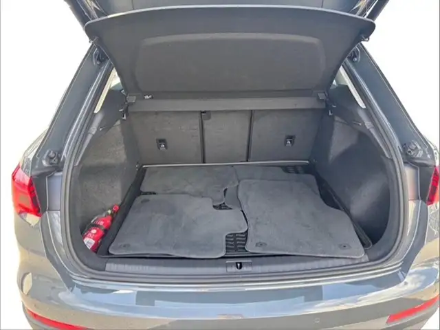 Audi Q3 view 11