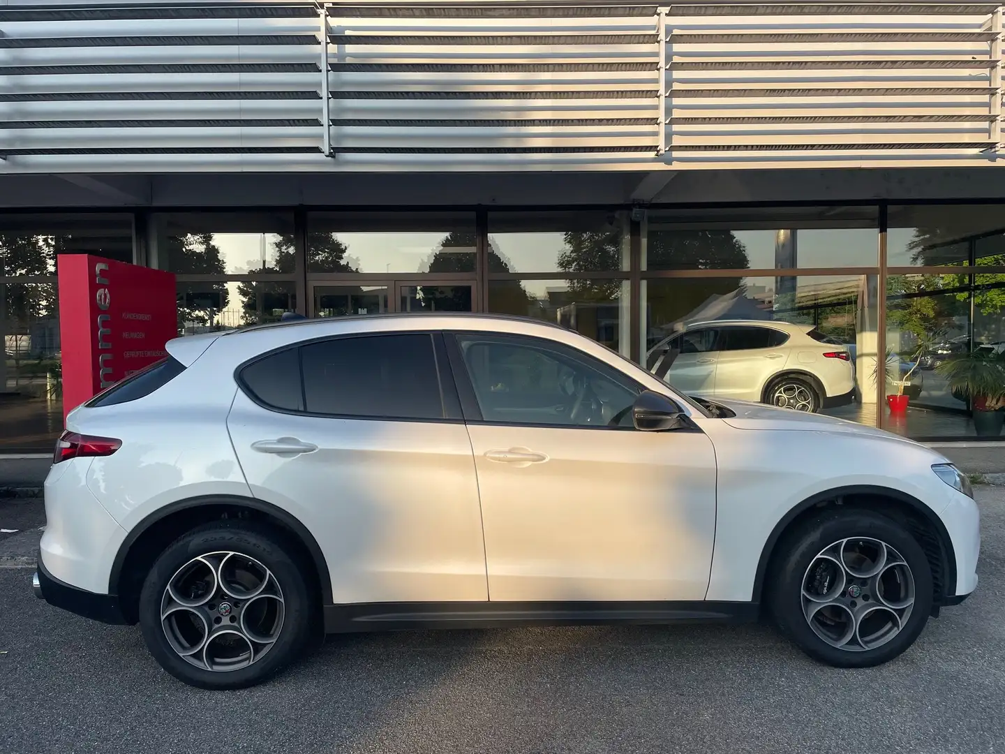 Alfa Romeo Stelvio Super 2,0 Automatik Q4 *Panoramadach Sportsitze* Weiß - 2