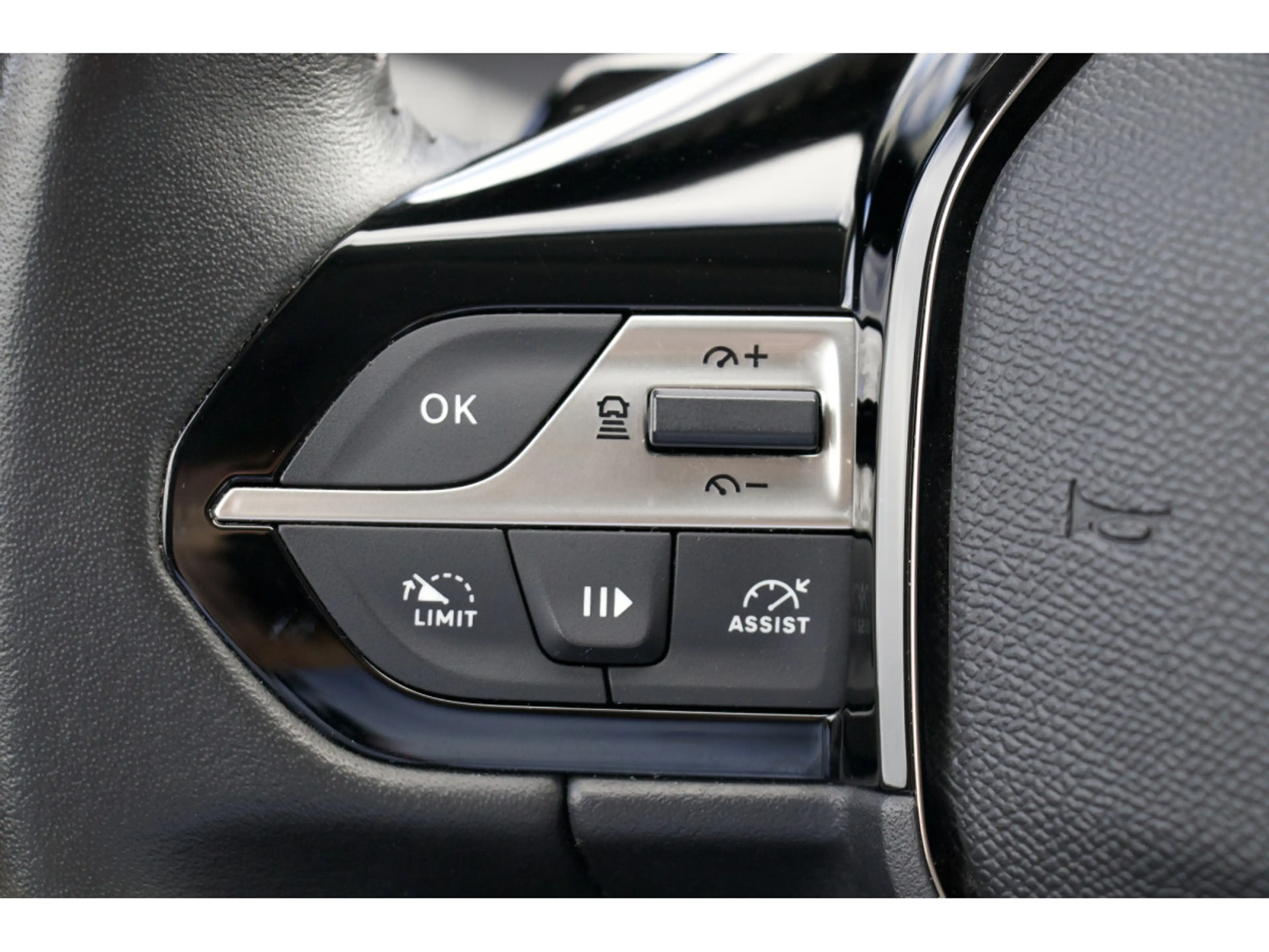 Peugeot 308 1.5 BlueHDi 130 EAT8 Allure ACC 360° Navi LED PDC — photo 13