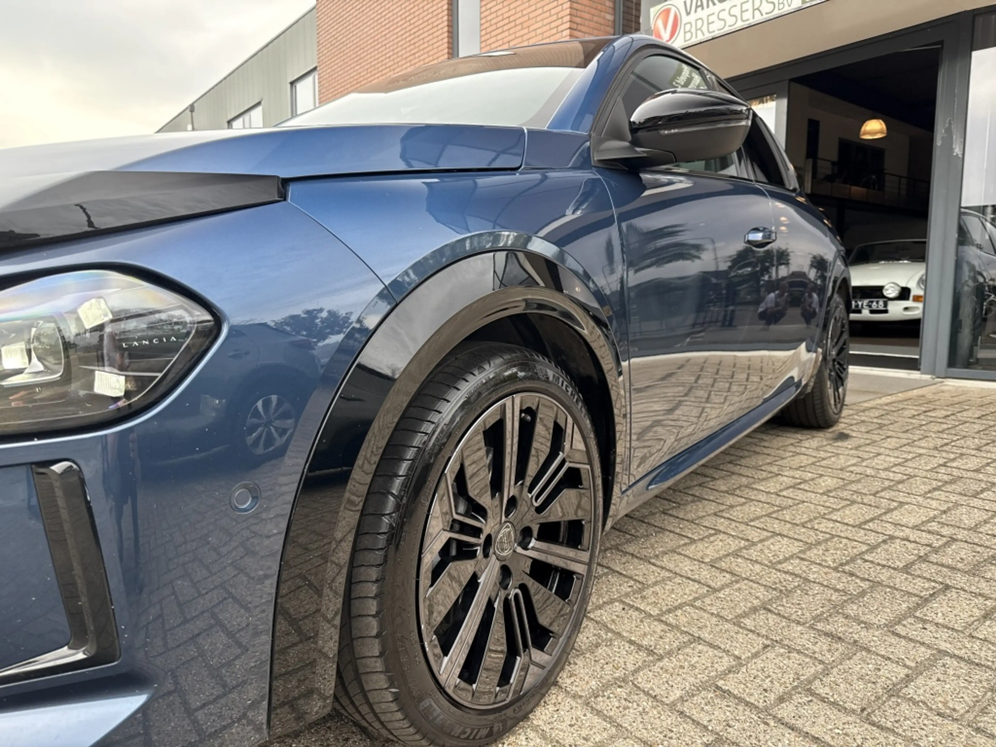 Lancia Ypsilon Edizone Cassina Limitata 51 kWh — photo 12