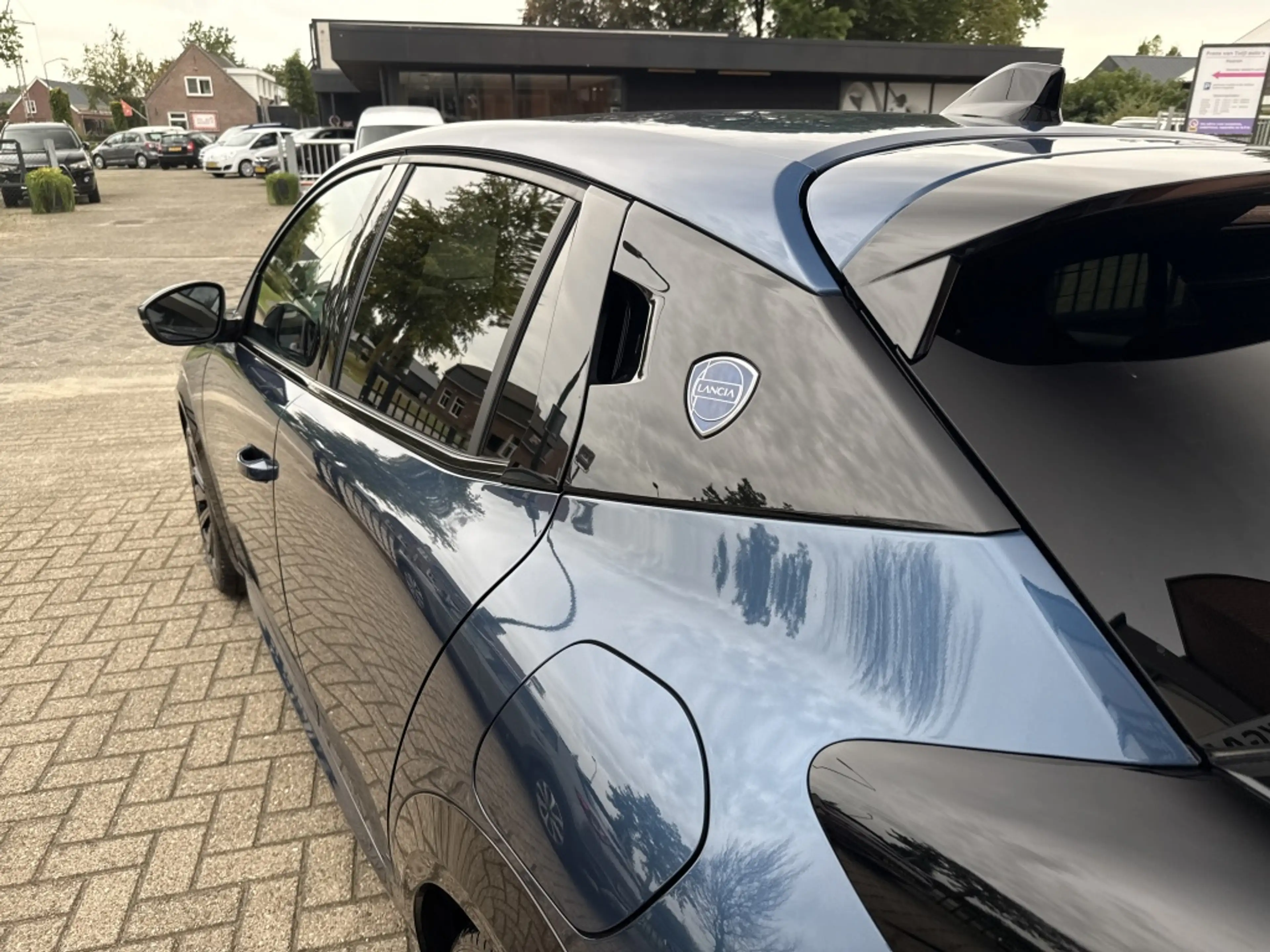 Lancia Ypsilon Edizone Cassina Limitata 51 kWh — photo 10