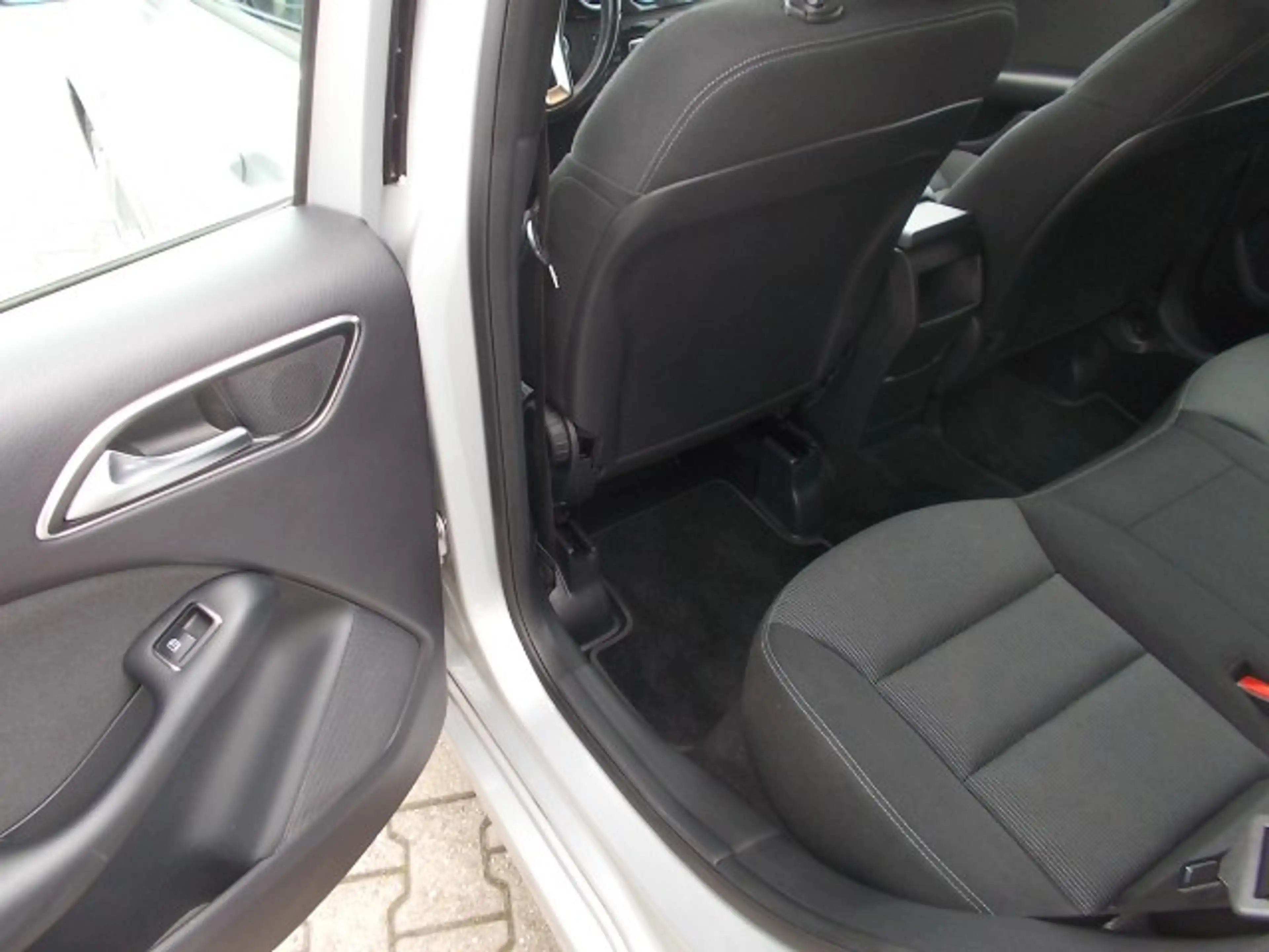 Mercedes-Benz B 180 B180, Navi, AHK, SHZ, zus. Winterräder — photo 15