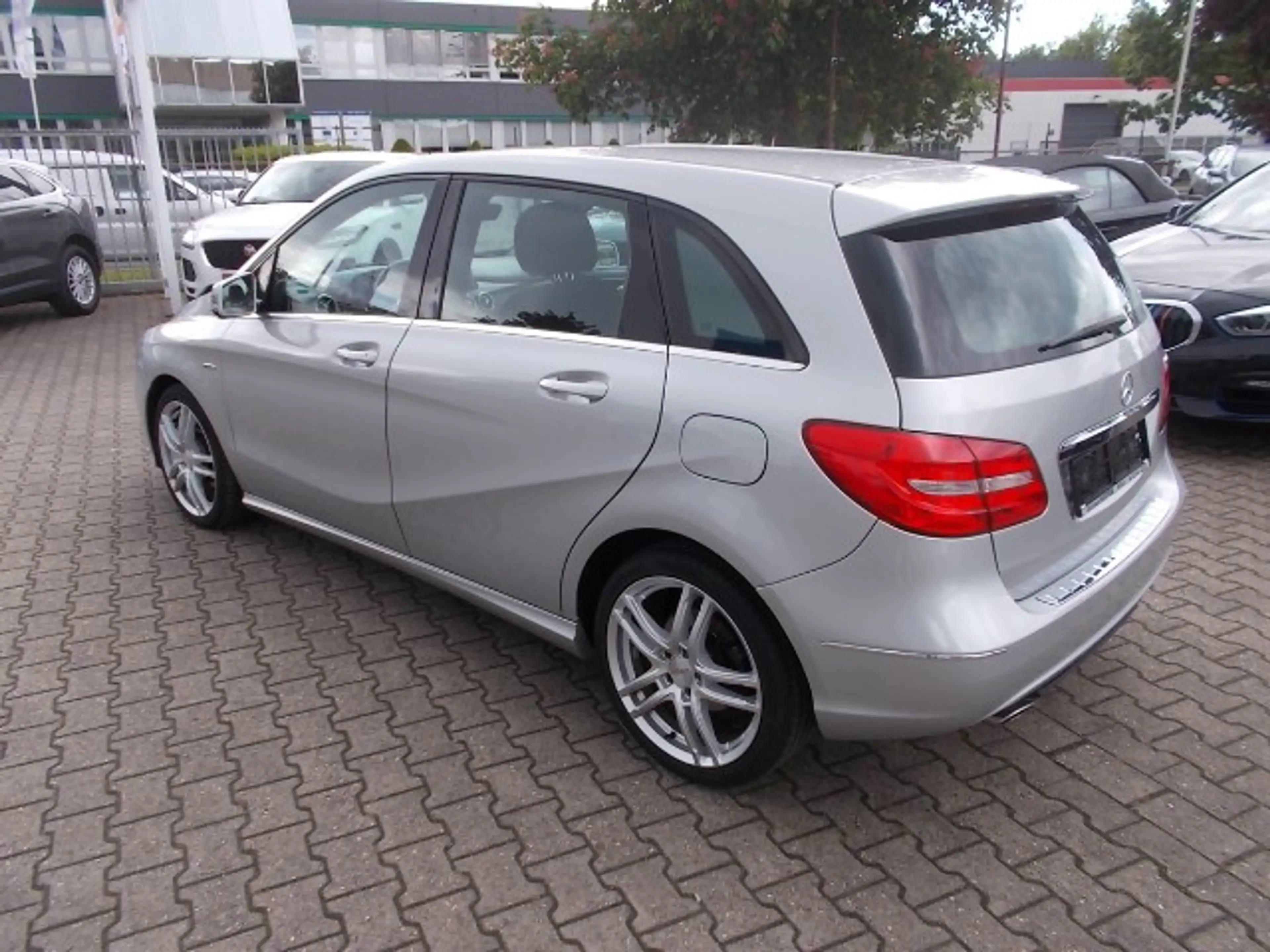 Mercedes-Benz B 180 B180, Navi, AHK, SHZ, zus. Winterräder — photo 7