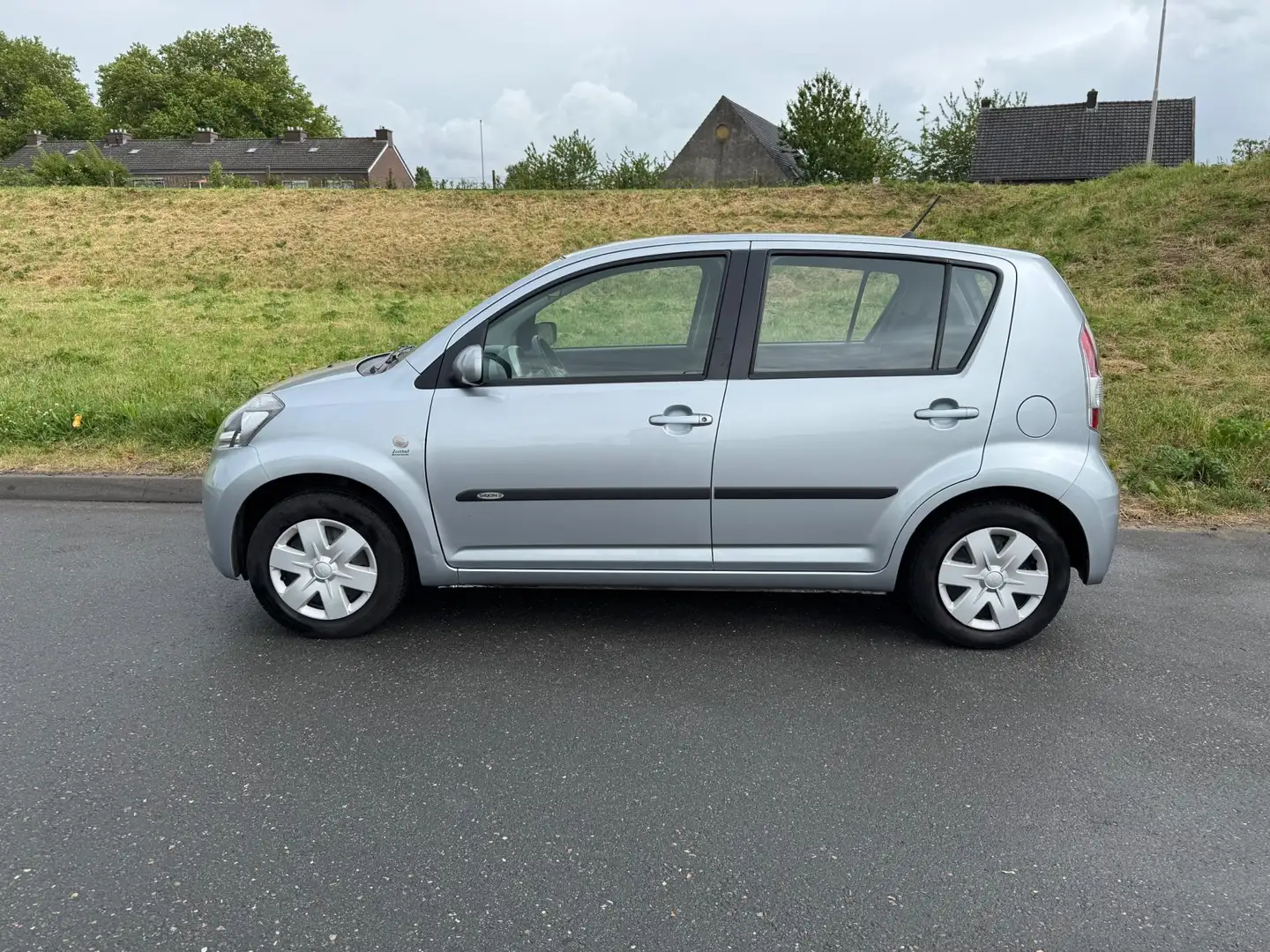 Daihatsu Sirion 2 1.0-12V Trend 5drs Ttekhaak 1e eigenaar Grijs - 2