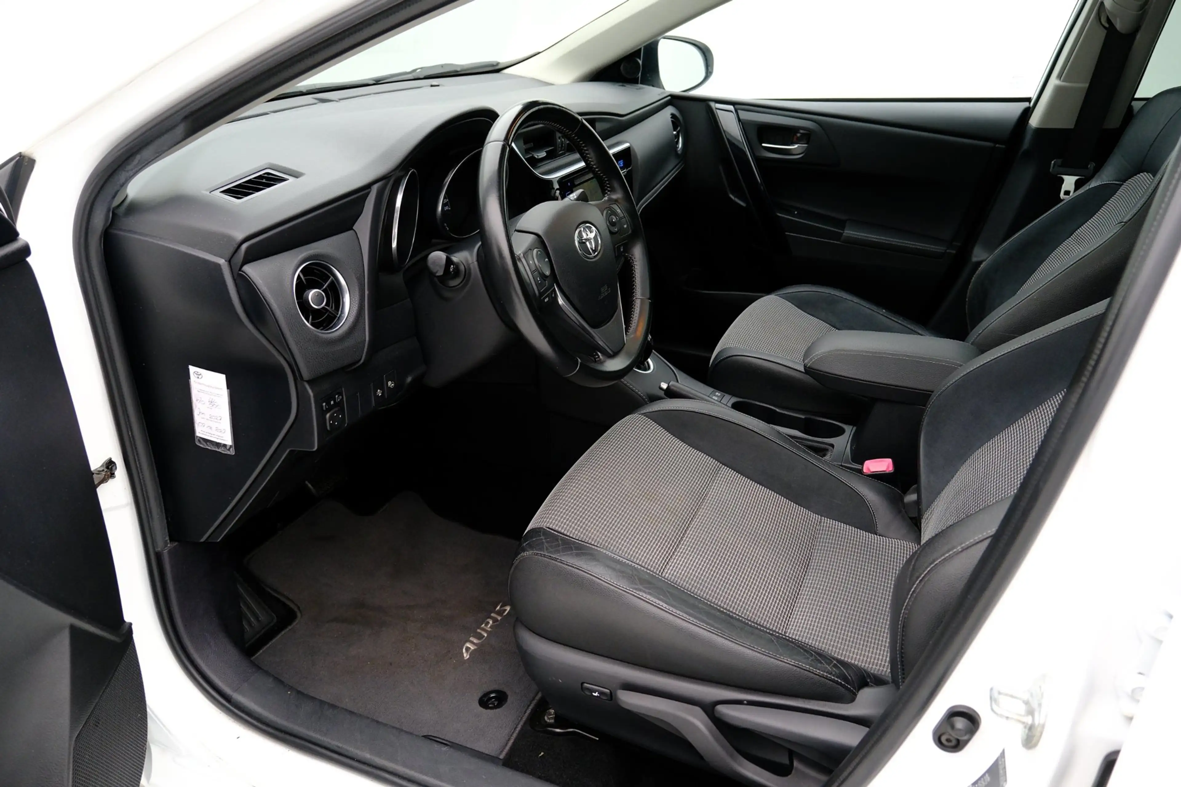 Toyota Auris Touring Sports 1.8 Hybrid Lease pro -Facelift- Pan — photo 2
