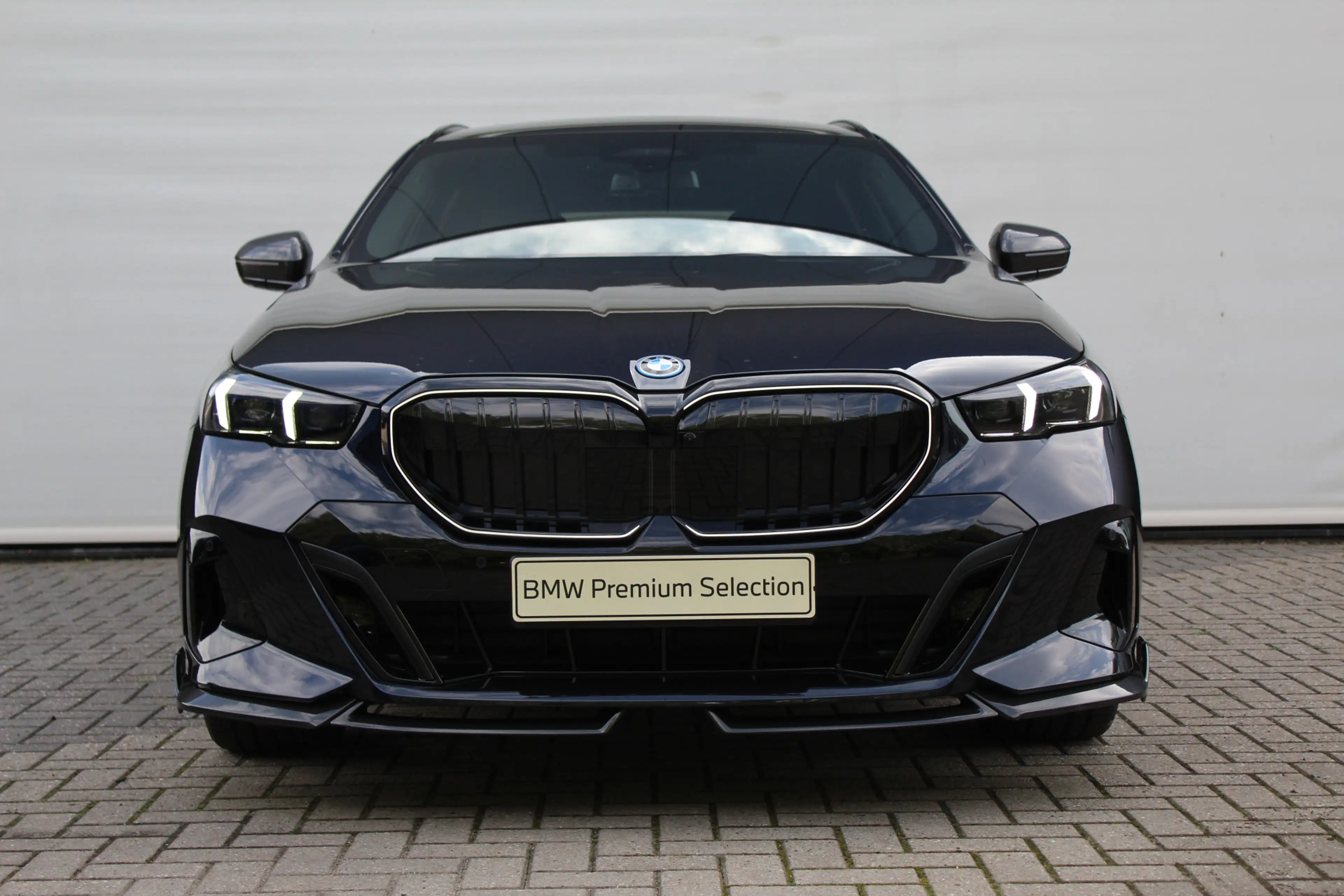 BMW i5 Touring eDrive40 M Sport / Panoramadak / Trekhaak — photo 2