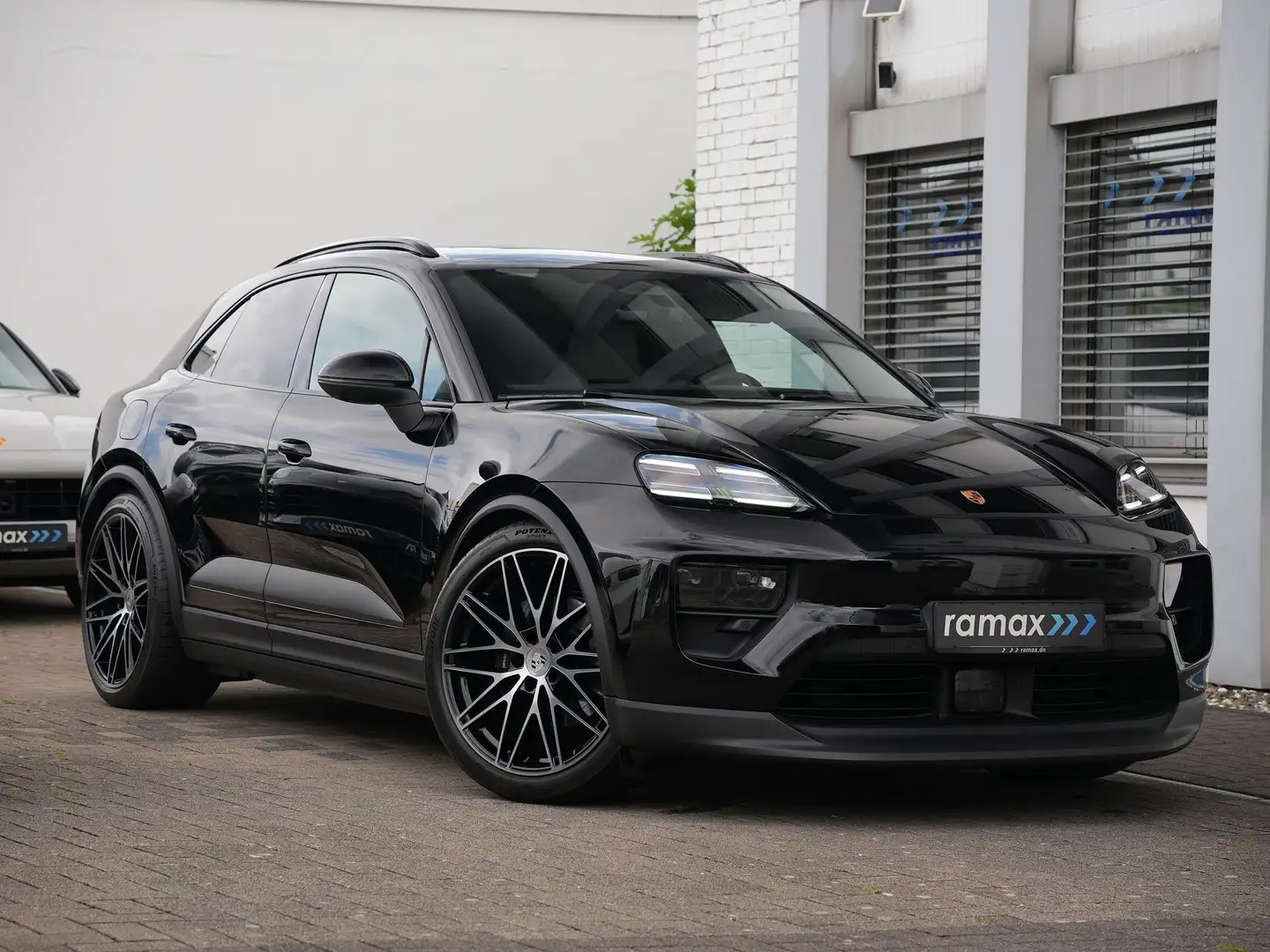 Porsche Macan 4 Electric ACC-LUFTF-PANO-BOSE-22"RS-LEDER KREIDE Noir - 1