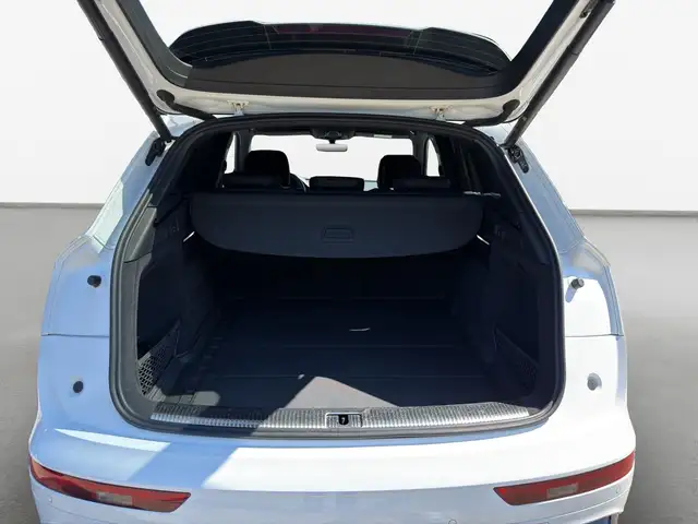 Audi Q5 view 11