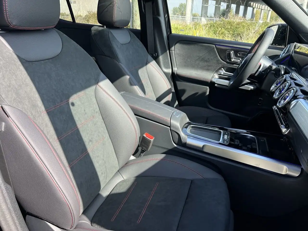 Mercedes-Benz GLB снимка Mercedes-Benz GLB