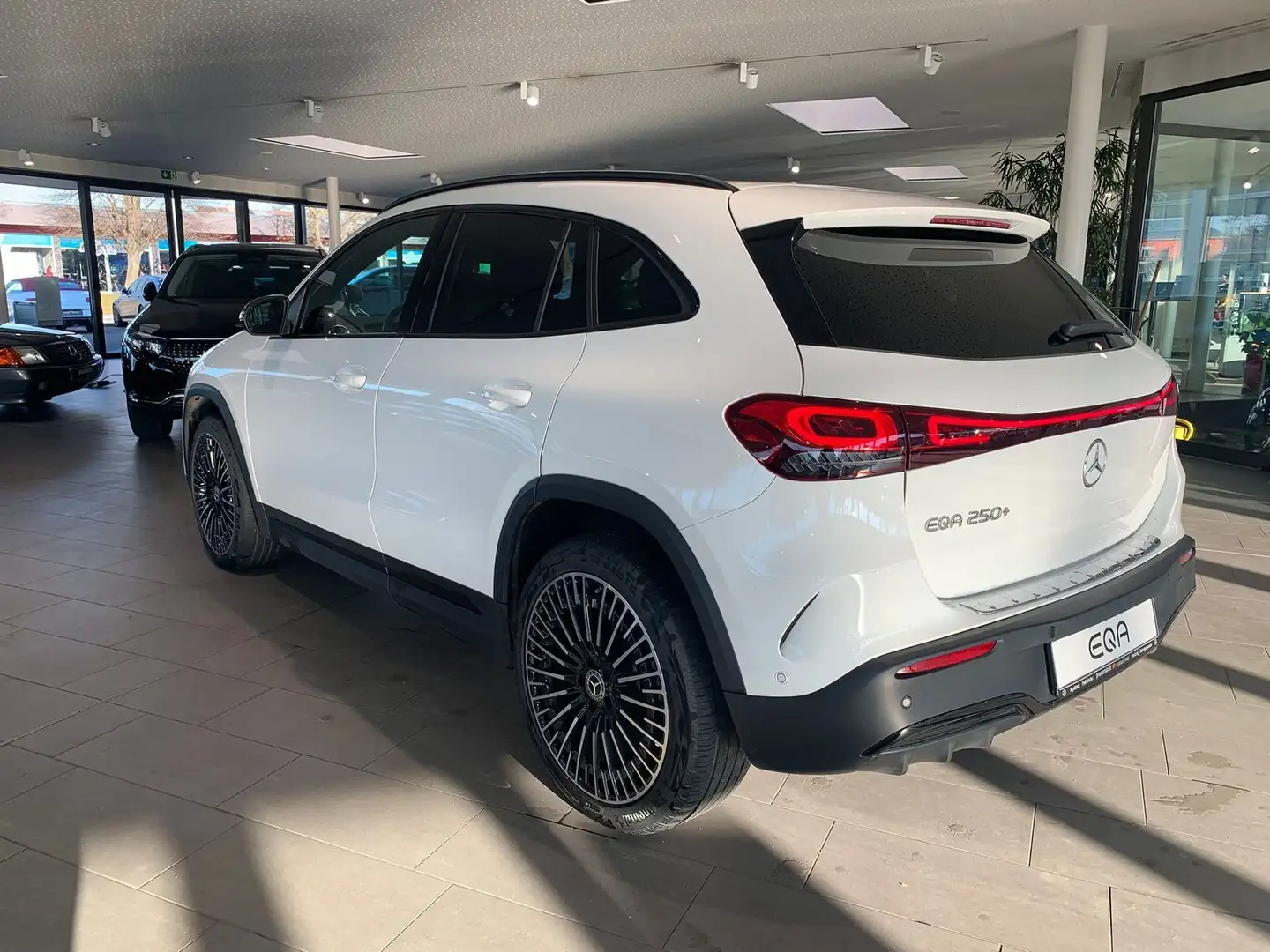 Mercedes-Benz EQA 250+ AMG/20"/Panorama/Business/LED/DISTRONIC Белый - 2